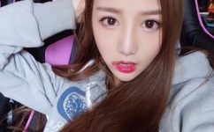 猛烈的抽插她丰满白嫩后面